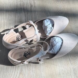 NEW IN BOX - Trary Women's Cream Pointed Toe Suede Flats